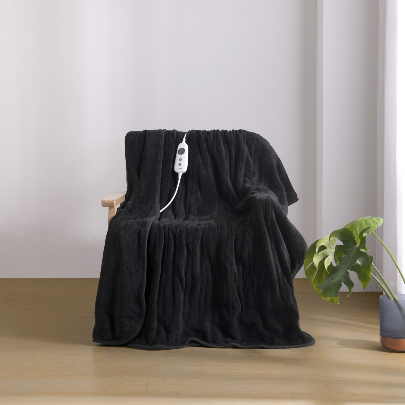 Dreamaker Winter Washable Electric Heated Throw Rug Snuggle Blanket